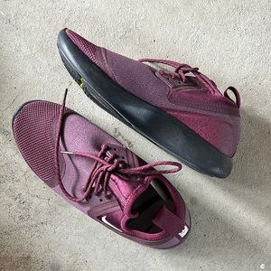 LIKE NEW NIKE SNEAKERS